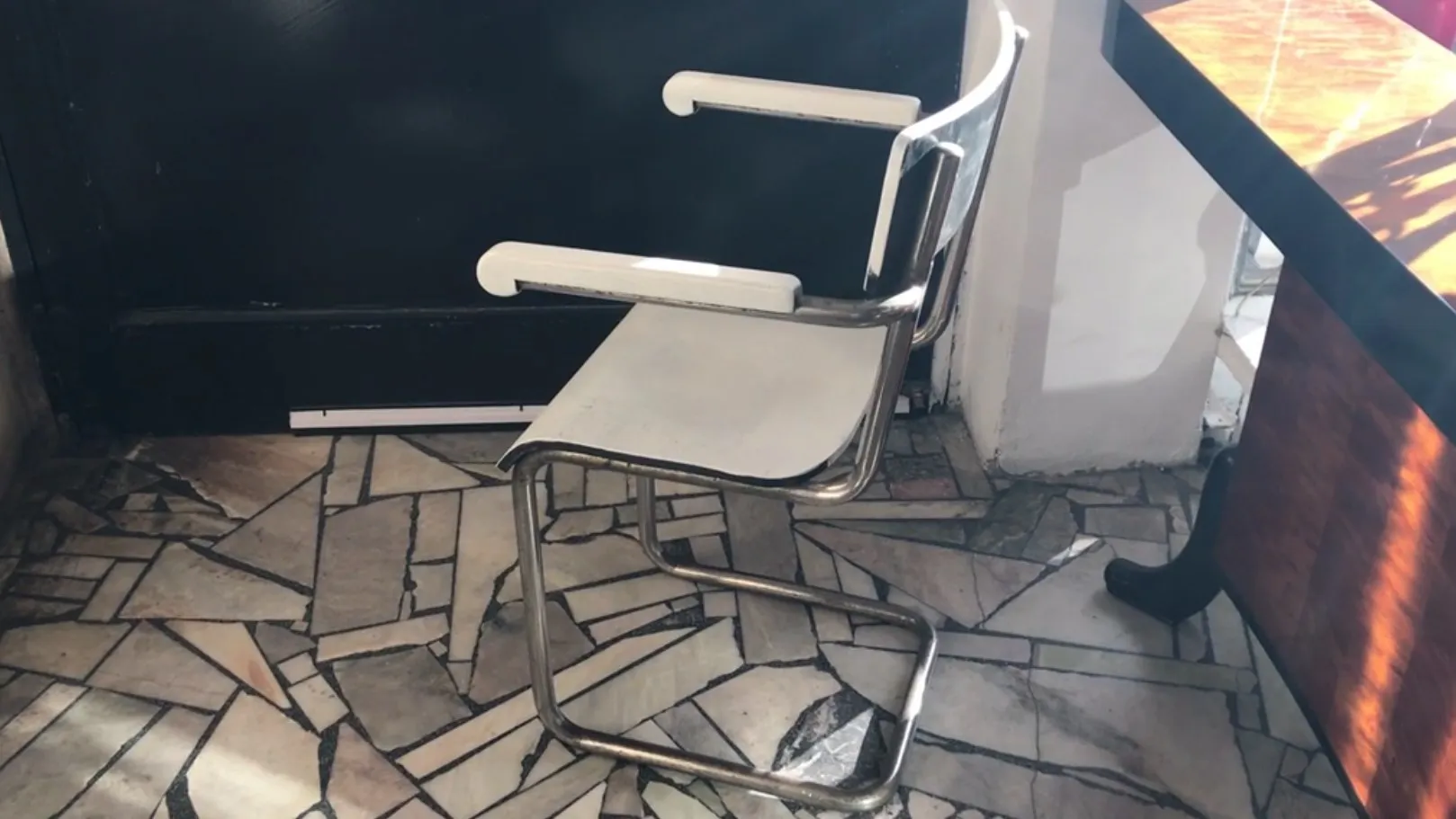 Poltrona da ufficio antica con dettagli visibili, in un ambiente vintage.