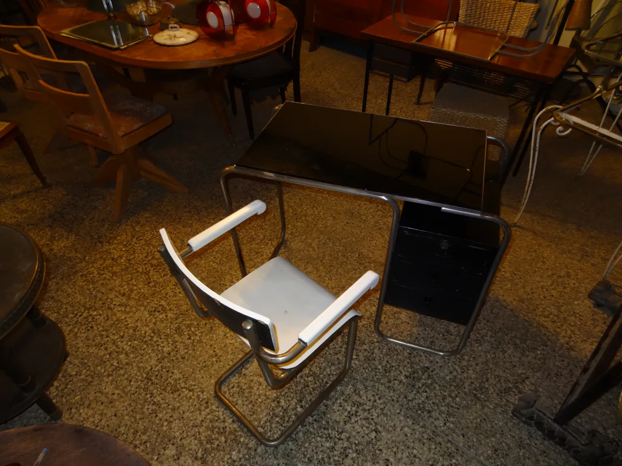 Sillón de escritorio antiguo con estructura metalica, ambiente vintage.