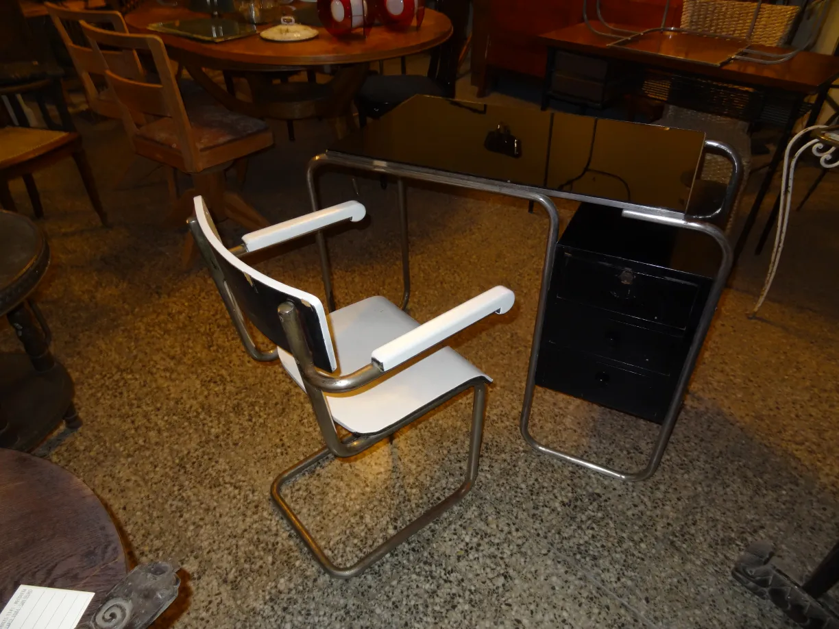 sillón de escritorio antiguo con diseño clásico, estilo sencillo, ambiente acogedor