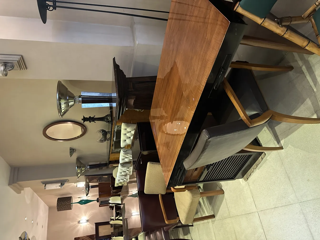 cadeira de escritório antiga em um ambiente elegante com iluminação suave