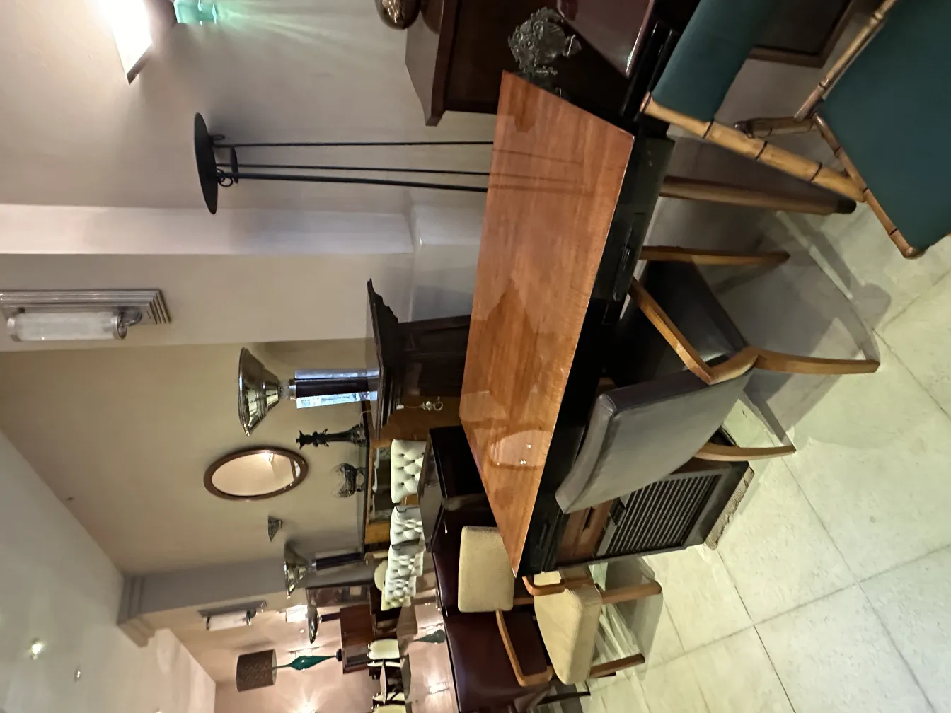 poltrona da ufficio antica in un ambiente elegante, include lampade e mobili