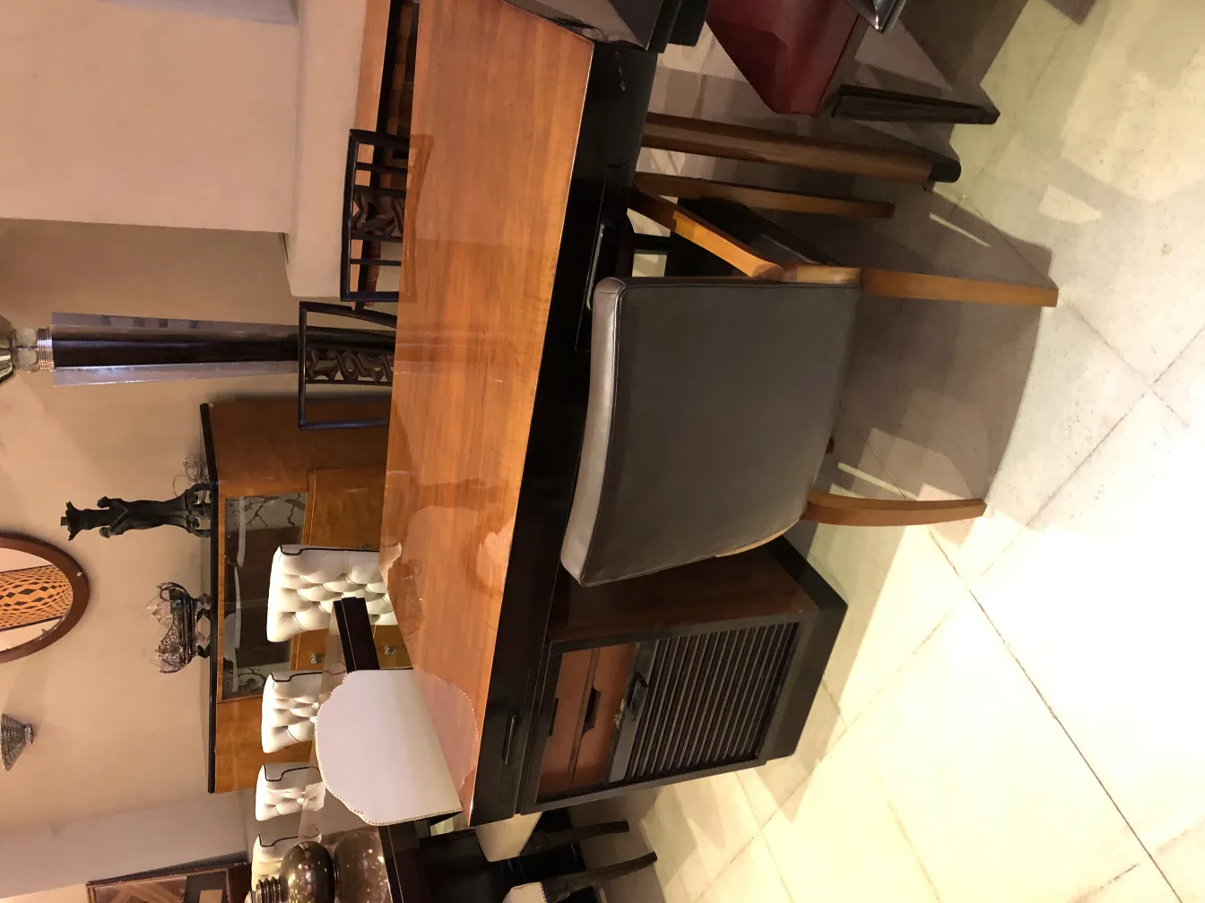 sillón de escritorio antiguo con diseño elegante, entorno de oficina