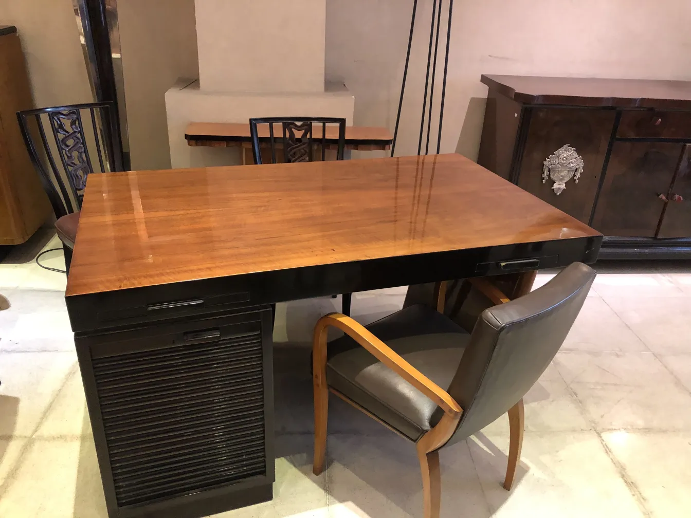 Cadeira de escritório antiga com designs decorativos em um ambiente moderno.