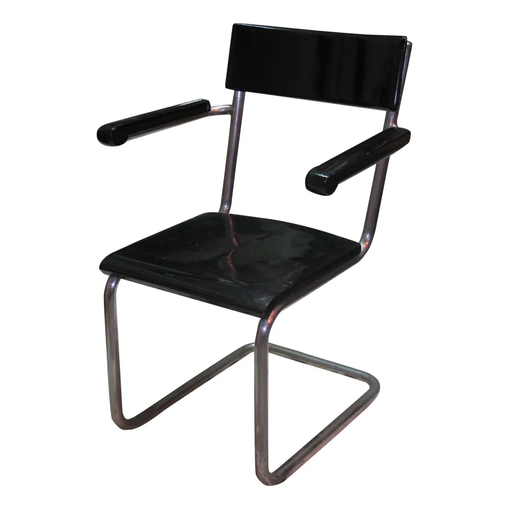 fauteuil de bureau noir ancien avec accoudoirs et design simple