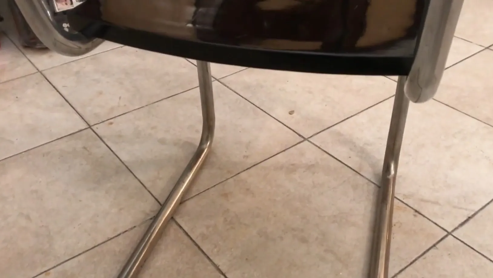 Antiker Bürosessel mit Metallbasis, neutrales Umfeld.