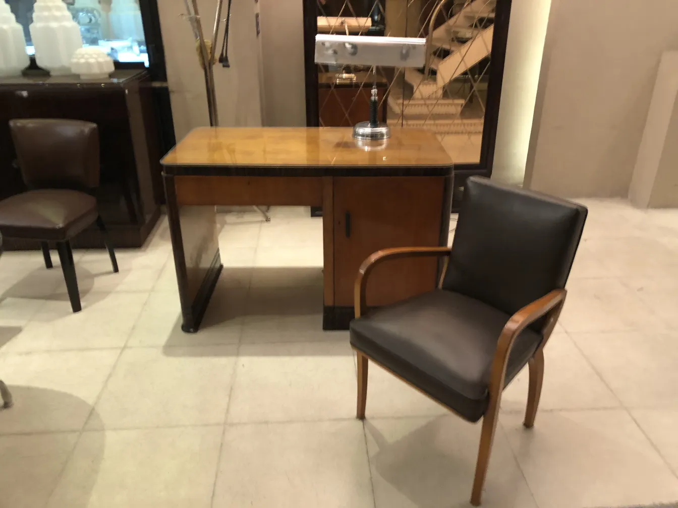 洗練された環境にあるアンティークオフィスチェア。