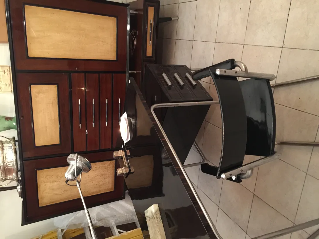 고전적인 환경에 있는 앤틱 사무용 의자