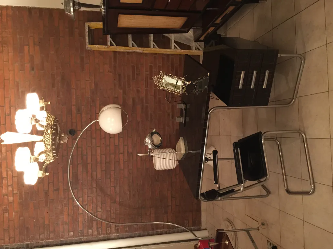 fauteuil de bureau antique dans un décor