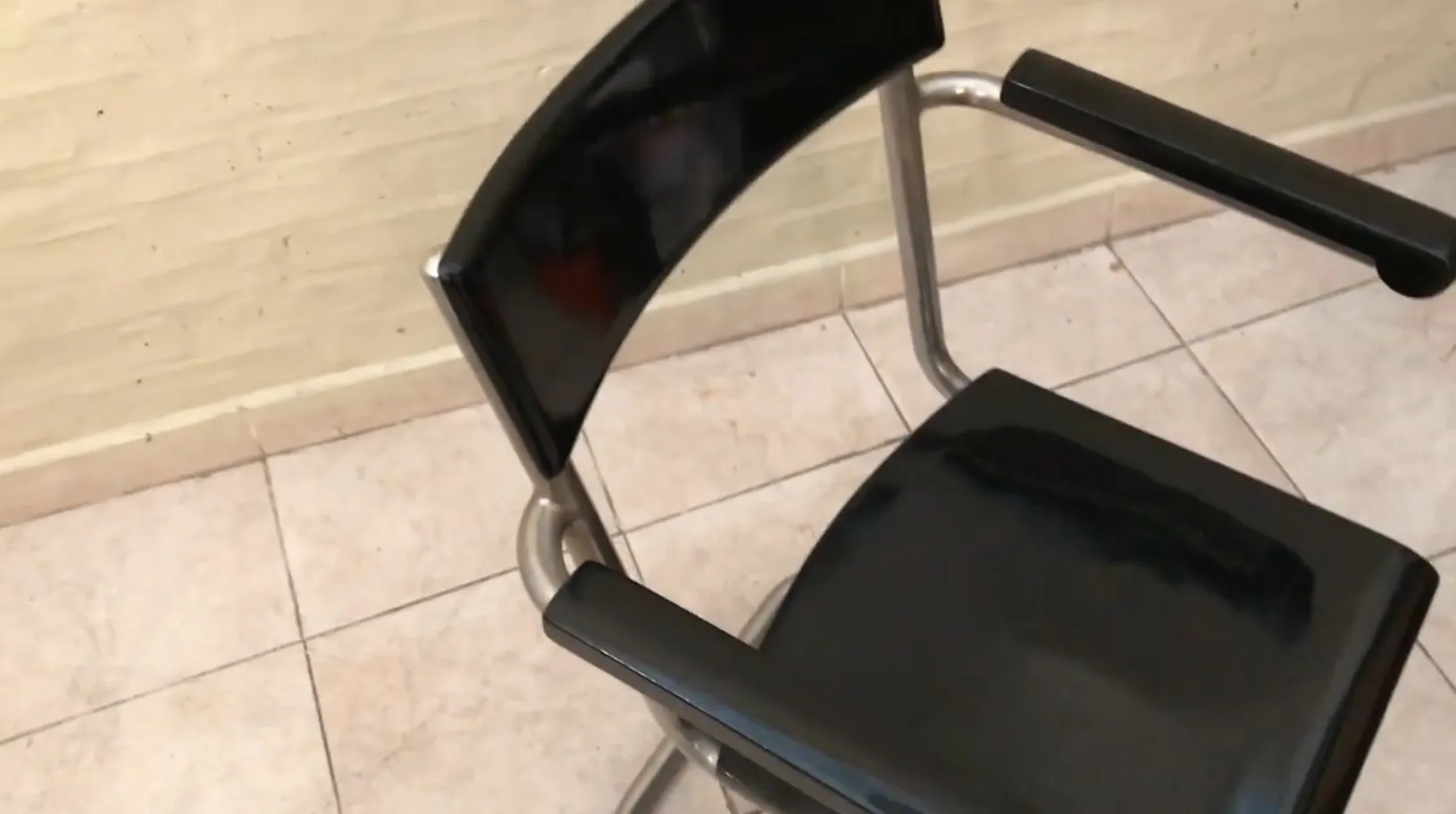 Cadeira de escritório antiga com design elegante e apoios de braço.