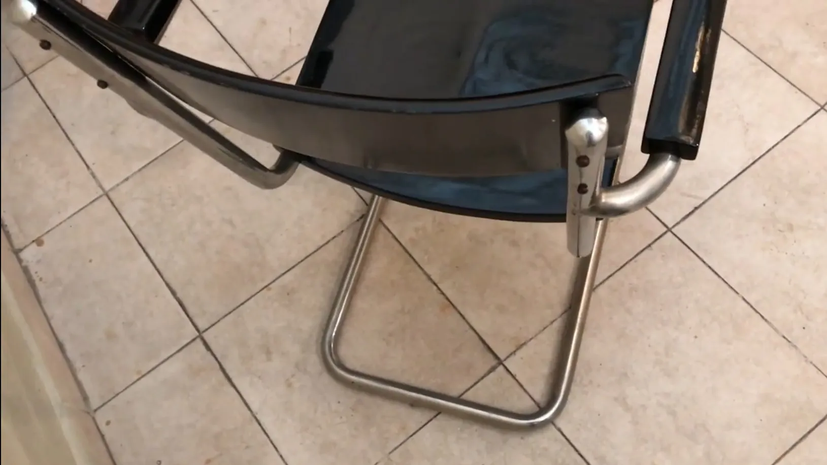 sillón de escritorio antiguo con base metálica y diseño elegante, en una habitación