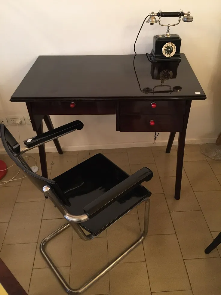 팔걸이가 있는 고전 사무용 의자, 클래식한 환경