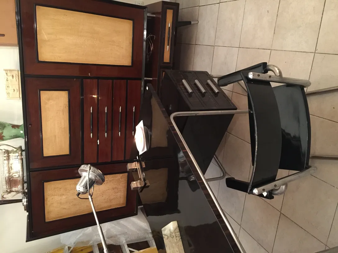 Poltrona da ufficio antica in un ambiente elegante