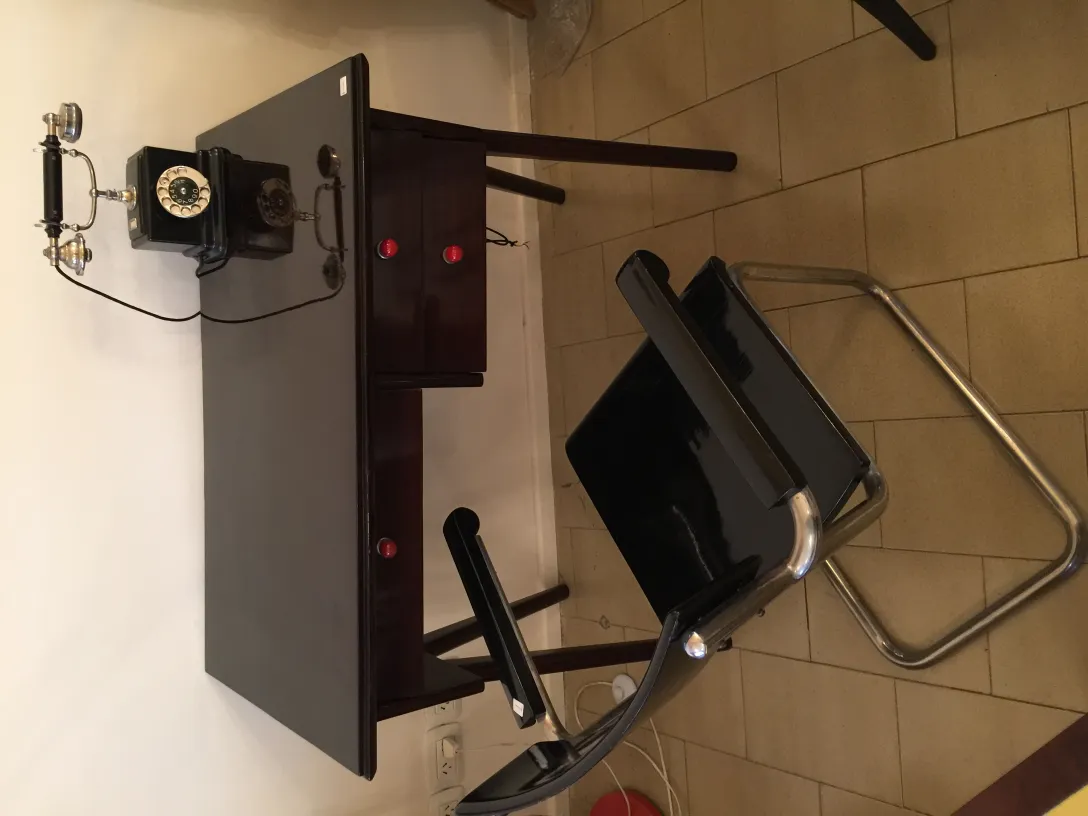 Sillón de escritorio antiguo en un ambiente vintage con teléfono