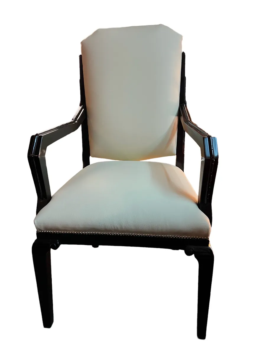 Fauteuil de bureau ancien avec accoudoirs et rembourrage clair.