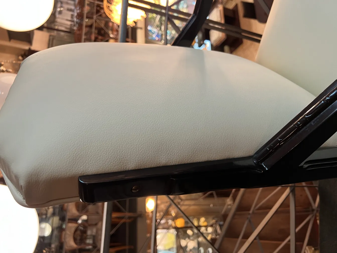 Sillón de escritorio antiguo con diseño clásico y elegante.