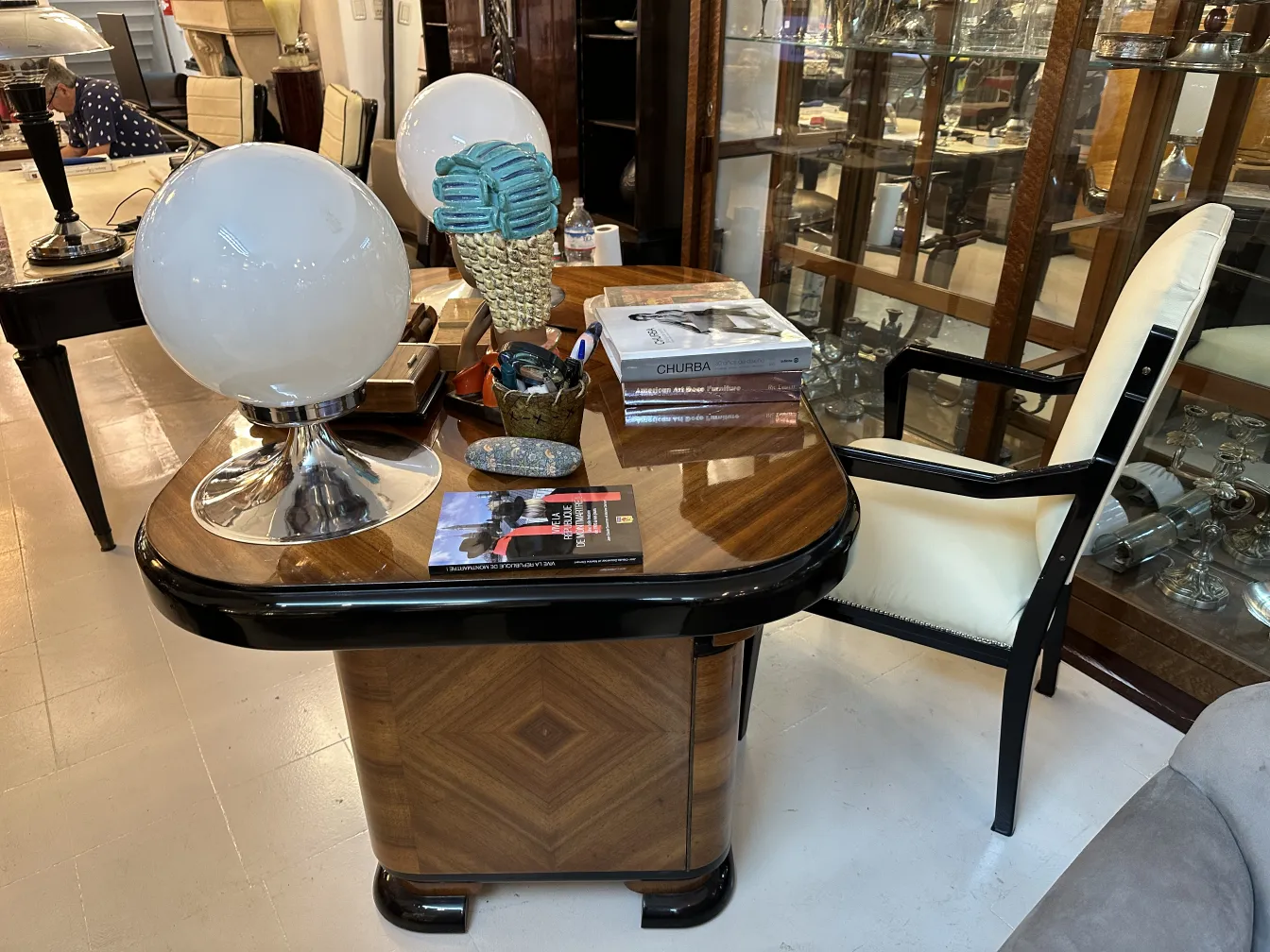 Fauteuil de bureau ancien avec design classique et détails décoratifs