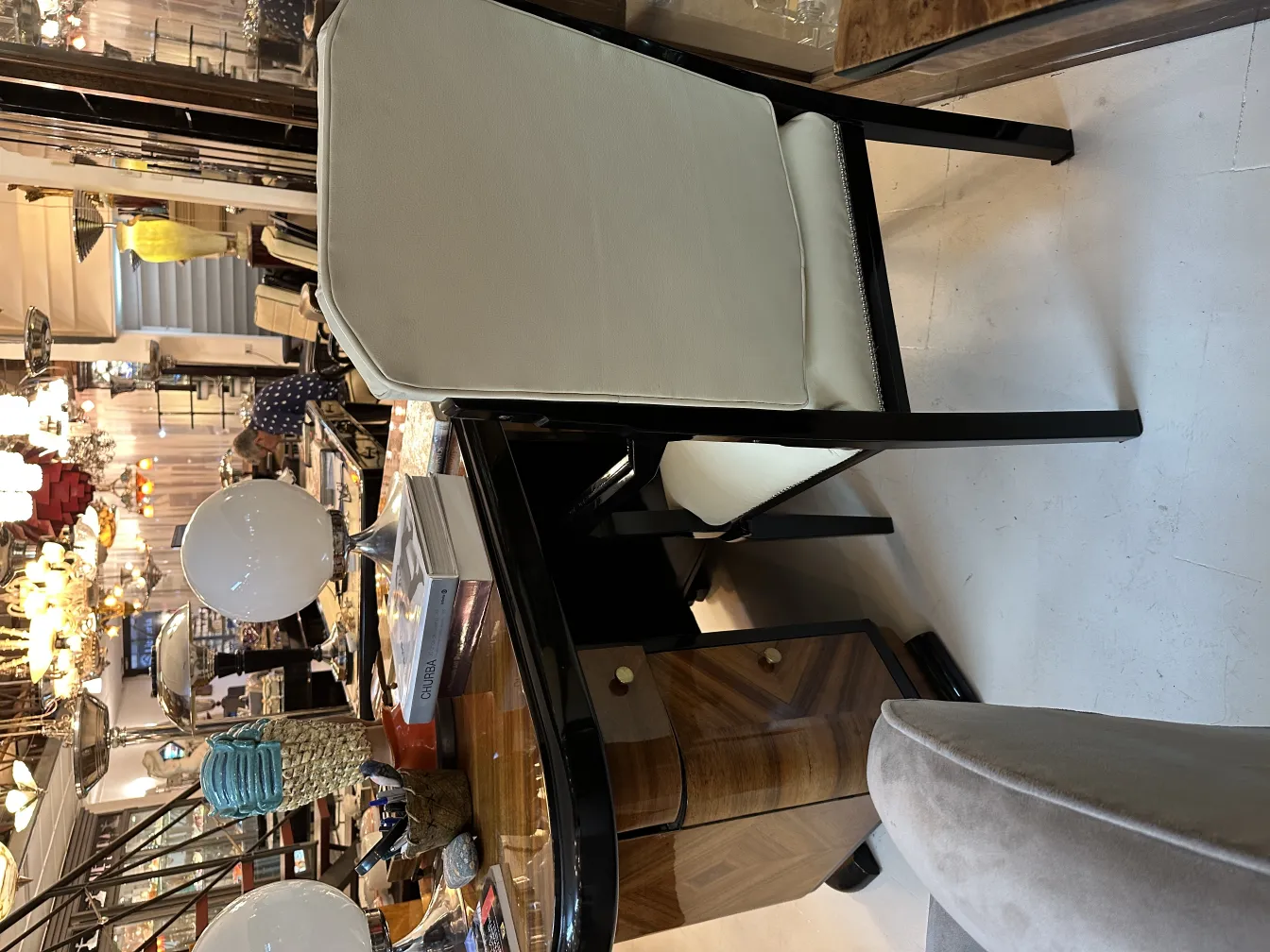 fauteuil de bureau antique dans un environnement d'antiquités