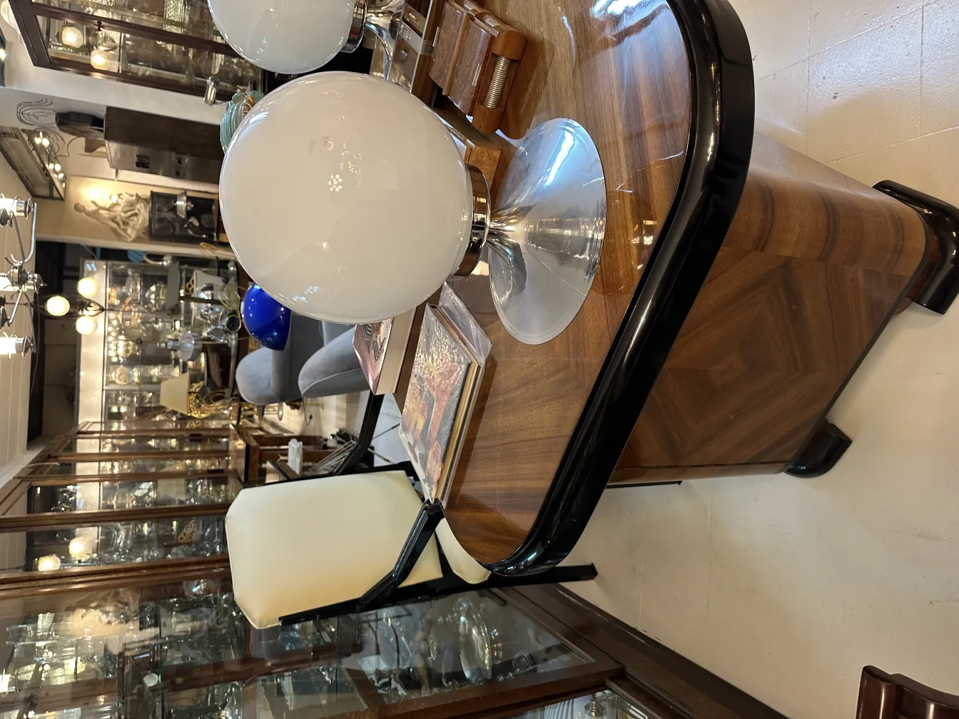 Antiker Bürosessel in weiß mit Lampe und Tisch