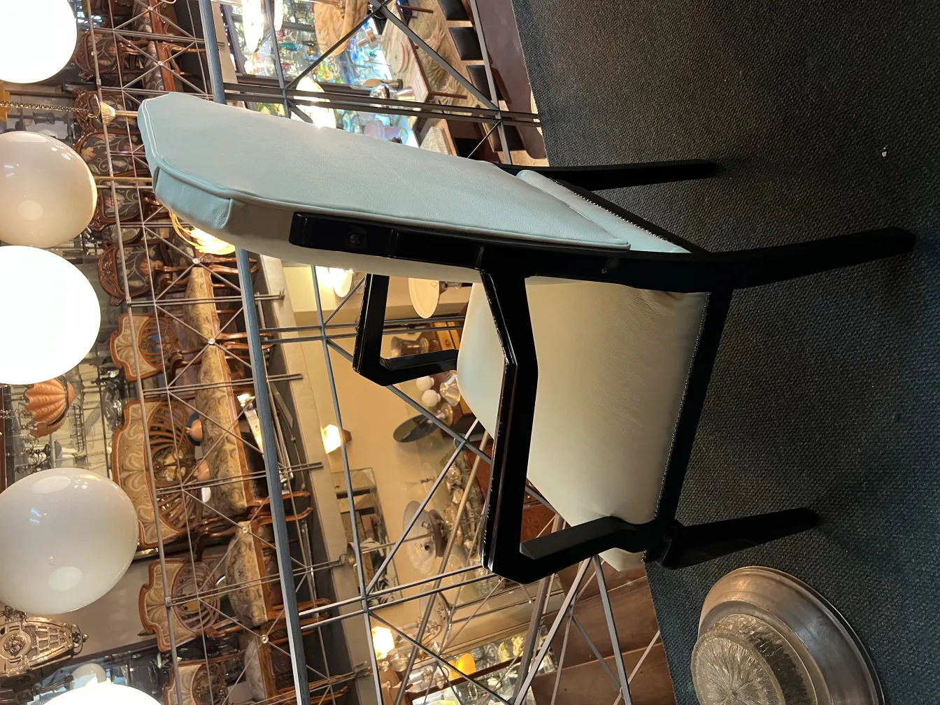 古董办公椅带浅色垫子，温馨环境。