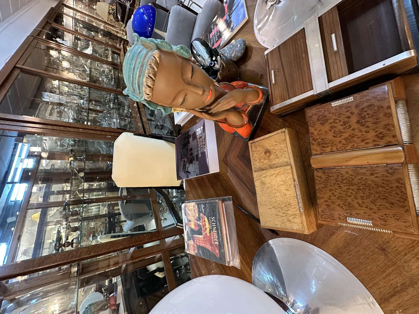 Fauteuil de bureau ancien sur une table avec des objets décoratifs.