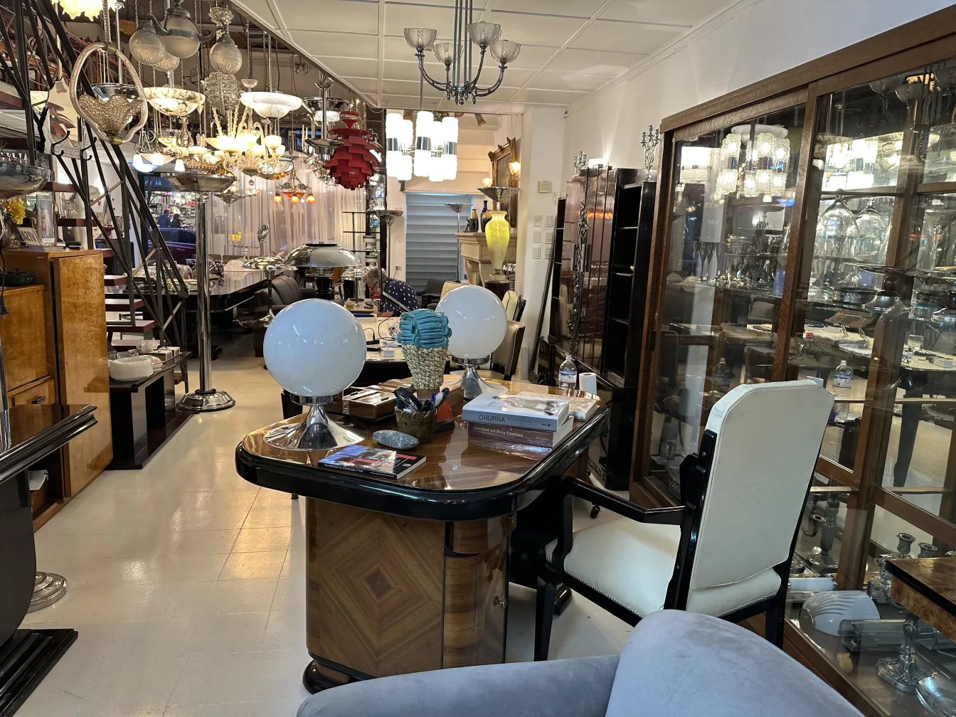 Cadeira de escritório antiga com design elegante em um ambiente aconchegante.