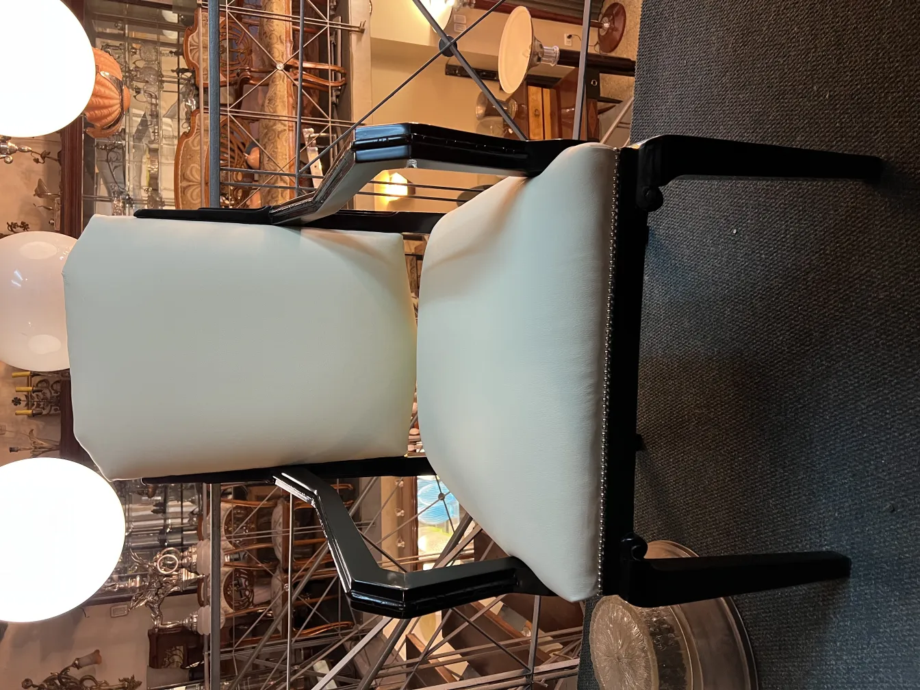 Fauteuil de bureau ancien avec accoudoirs, ambiance vintage