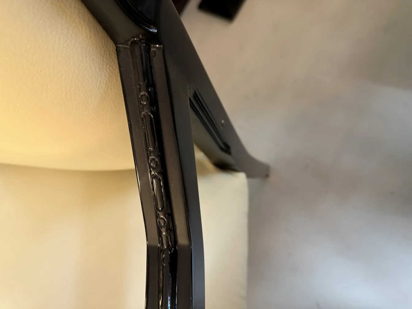 Sillón de escritorio antiguo con detalles en el respaldo