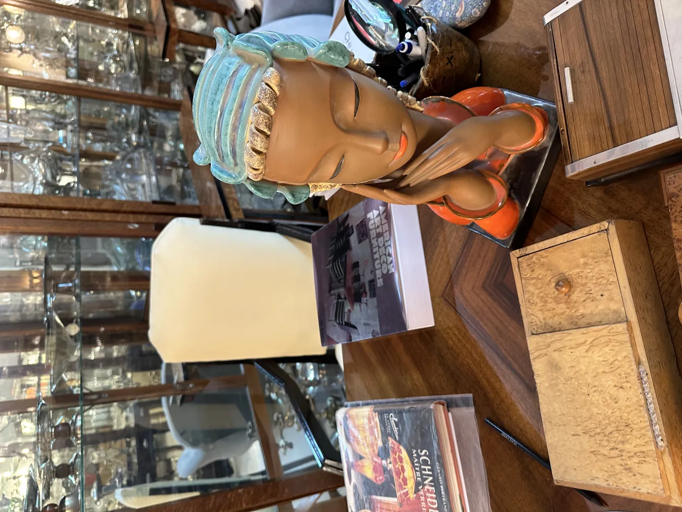 Cadeira de escritório antiga decorada em um ambiente aconchegante com vários objetos.