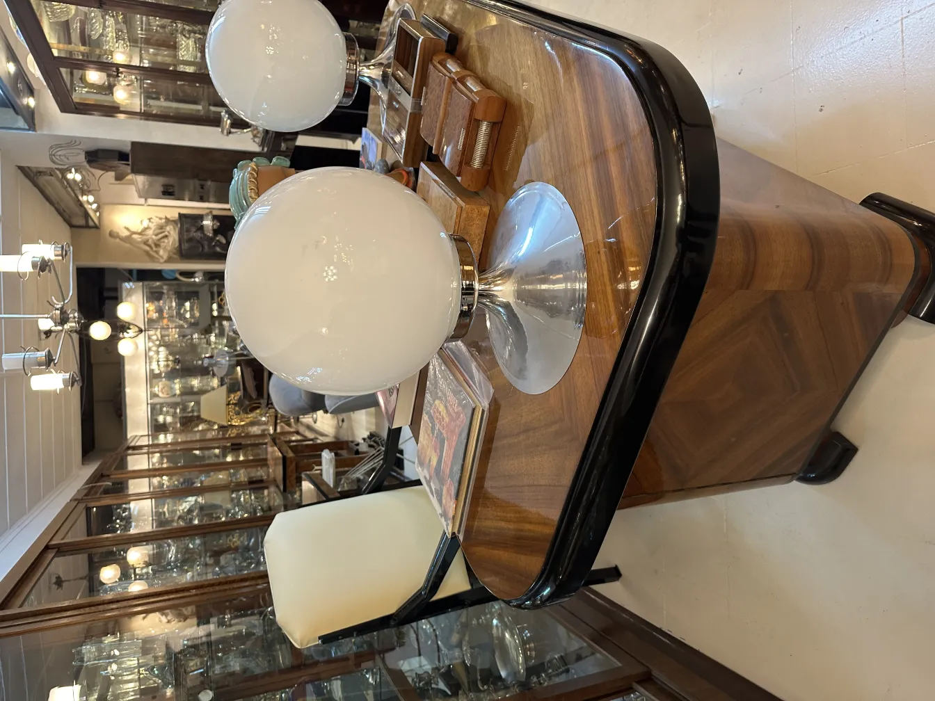 Cadeira de escritório antiga com forma elegante e detalhes sutis, em ambiente vintage.