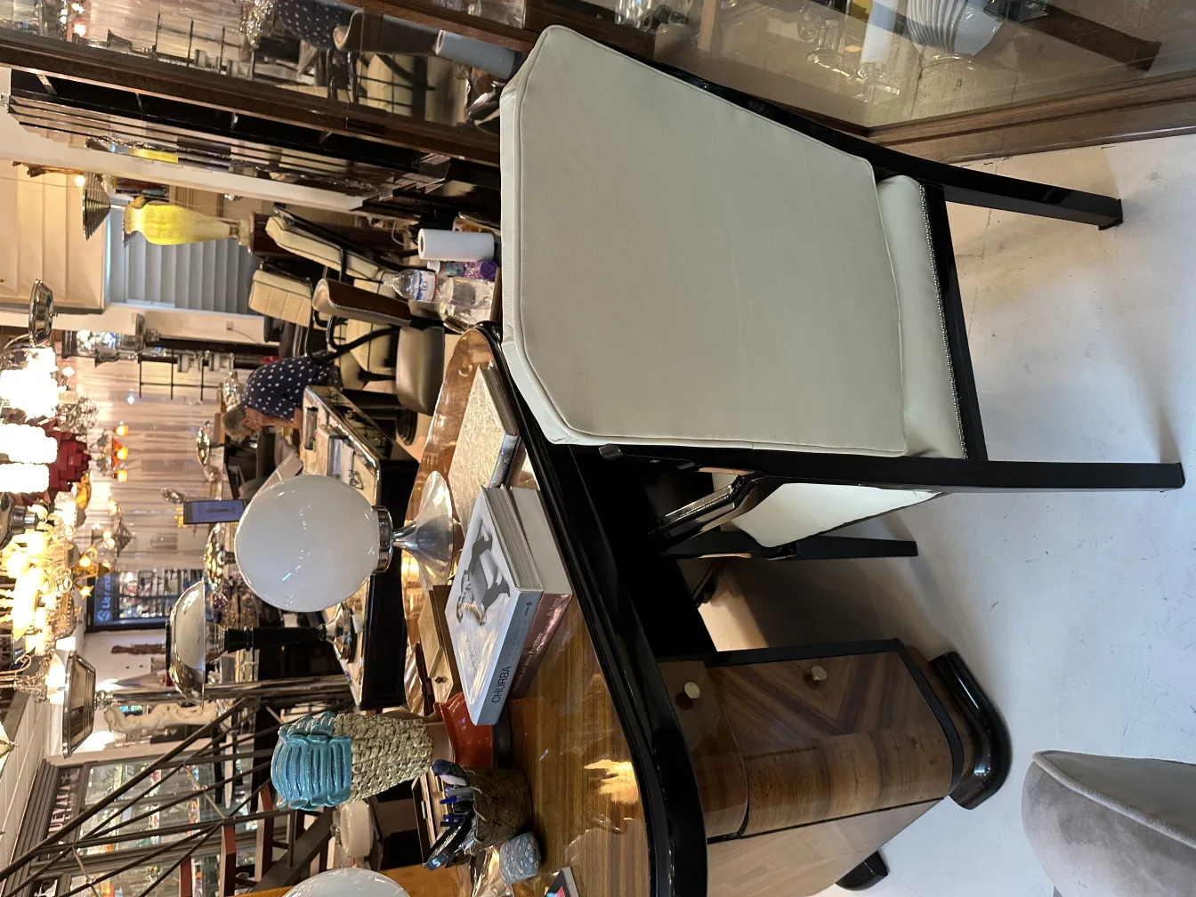 Poltrona da ufficio antica con cuscino bianco in un ambiente decorativo.