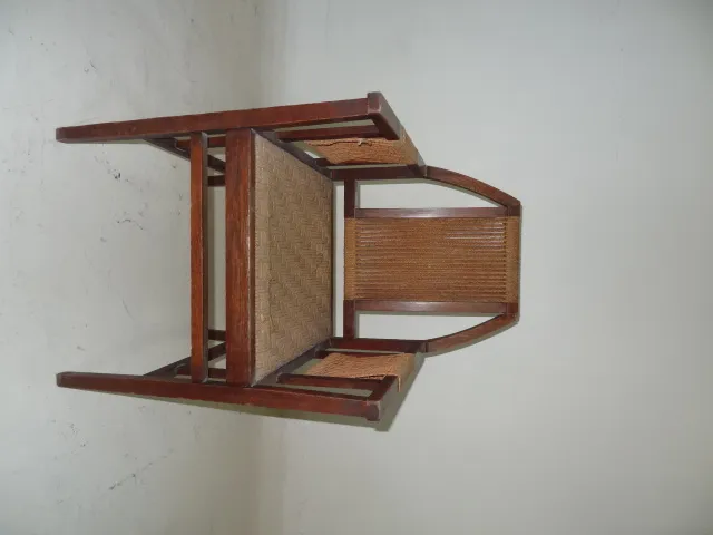 Antiker Bürosessel mit Holzstruktur und gewebtem Sitz