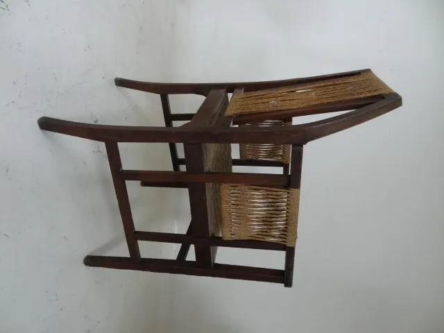 cadeira de escritório antiga com assento tecido em fundo neutro