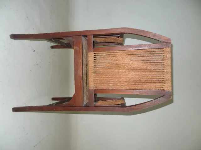 sillón de escritorio antiguo con estructura clásica y diseño atractivo