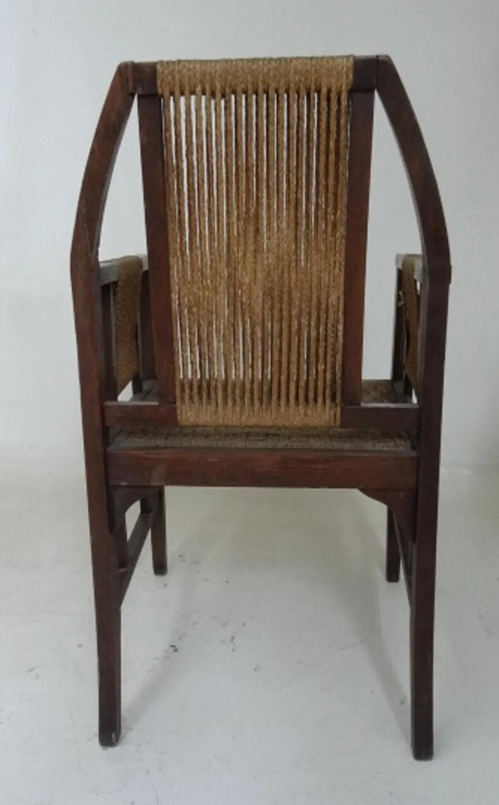 Sillón de escritorio antiguo con respaldo tejido, estilo clásico y cómodo.