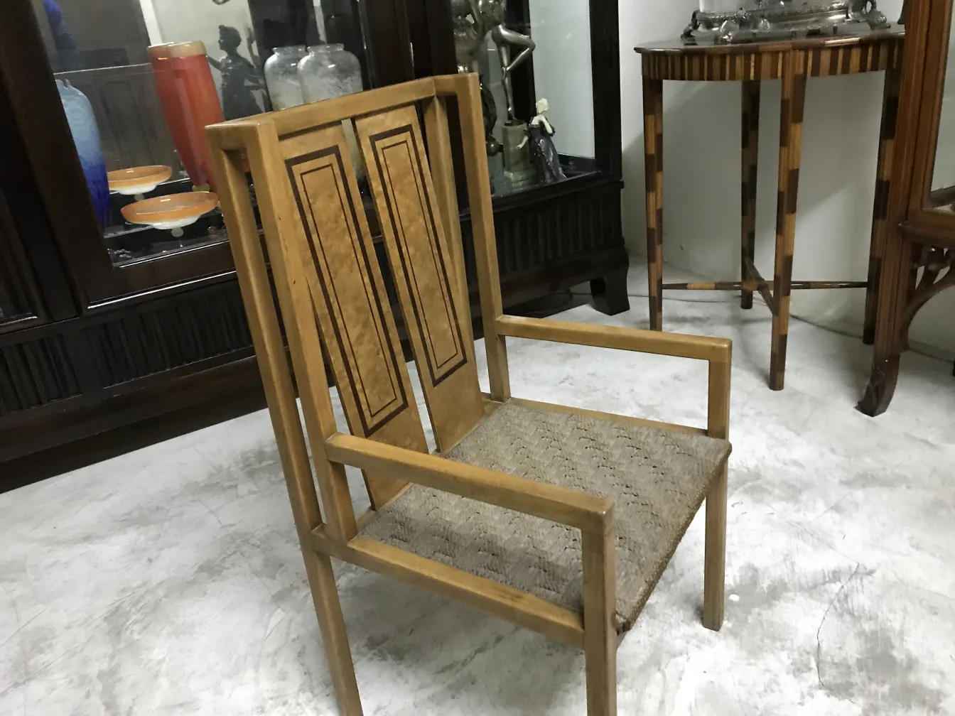 Fauteuil de bureau ancien avec un design élégant dans une atmosphère classique. Attrayant et fonctionnel.