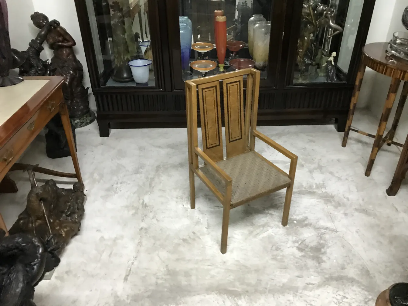 具有独特特征的古董办公椅，背景经典