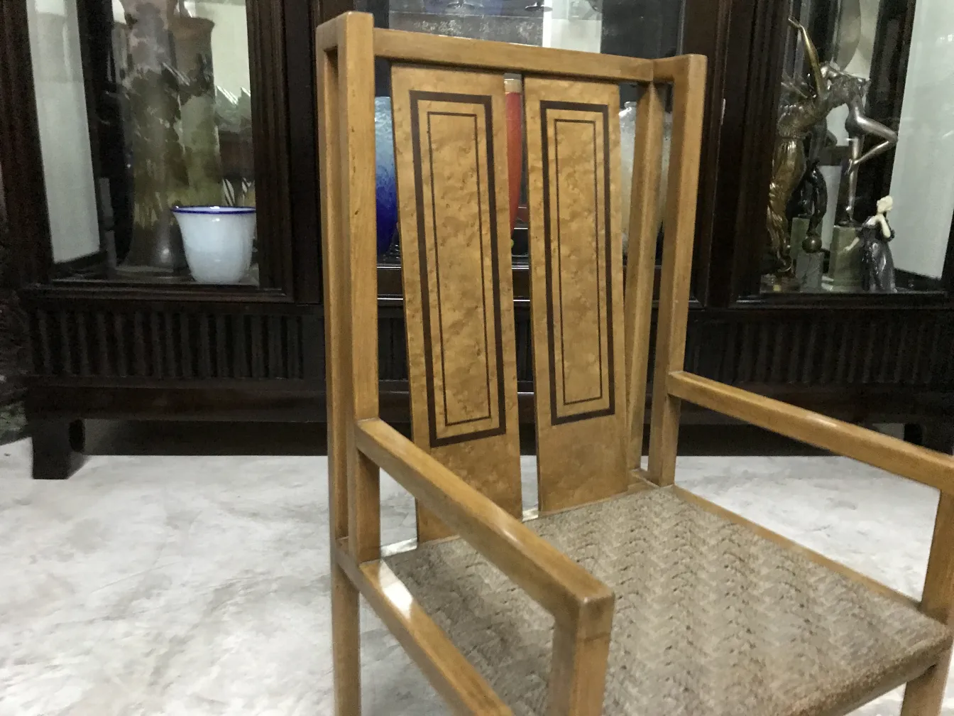 Fauteuil de bureau ancien avec un design unique et un dossier détaillé.