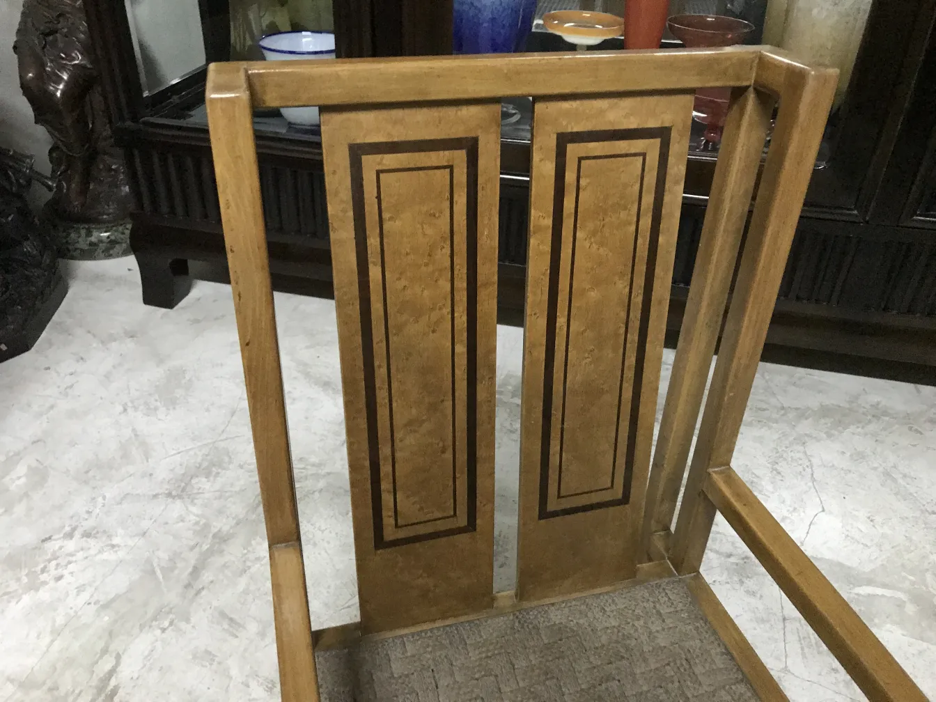 cadeira de escritório antiga com um design elegante em um ambiente clássico