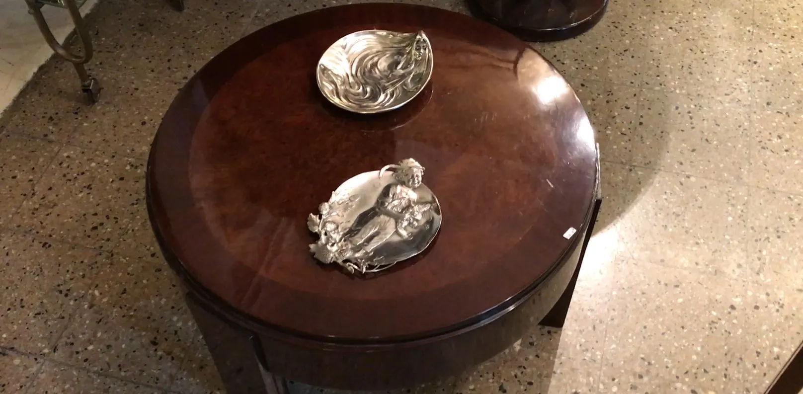 bandeja de cartas antigua WMF sobre mesa con objetos decorativos