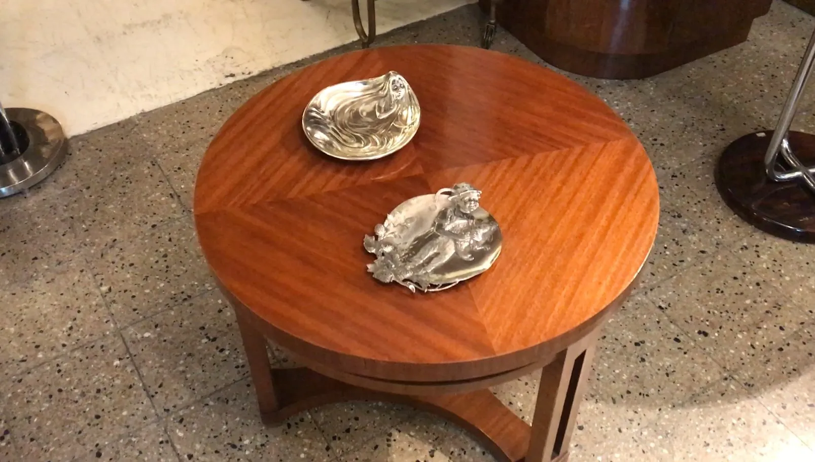 bandeja de cartas antigua WMF en una mesa de madera