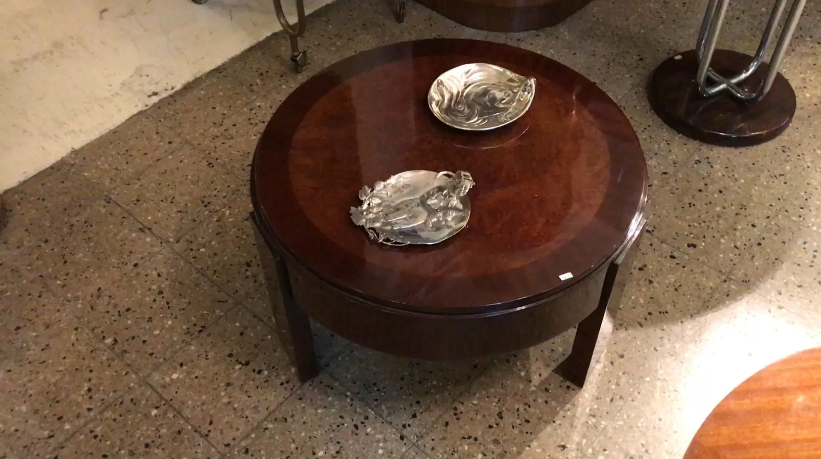 Antikes Kartenfach WMF auf einem Tisch mit hellem Hintergrund