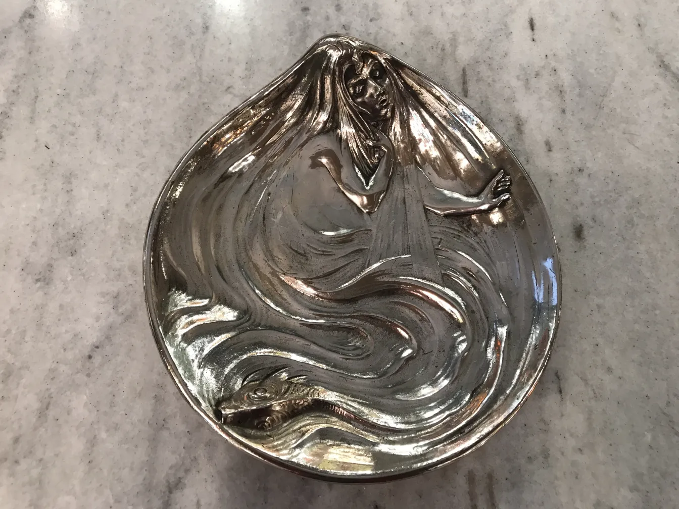 bandeja de cartas vintage WMF con figura artística y ondulada