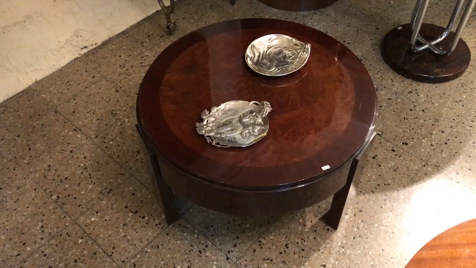 Vista de uma antiga bandeja de cartas WMF sobre uma mesa decorativa.