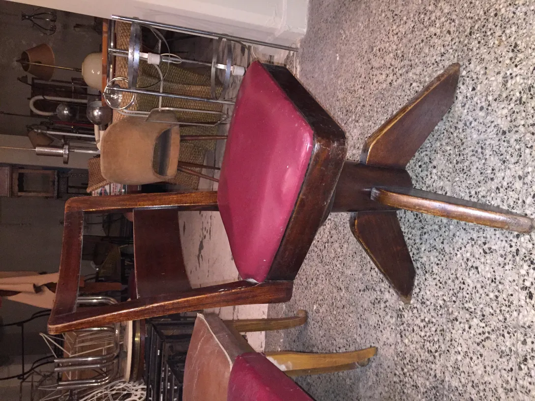 Quatre chaises de bureau anciennes dans un environnement