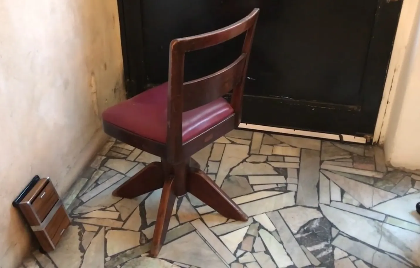 4 antike Bürostühle mit klassischem Design in einem Raum