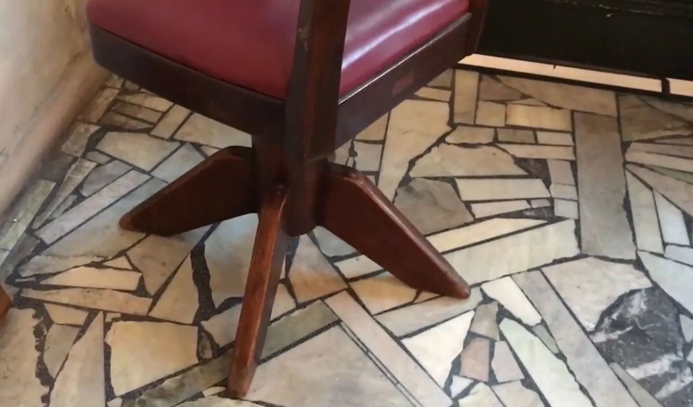 Conjunto de 4 cadeiras de escritório antigas em um ambiente clássico.