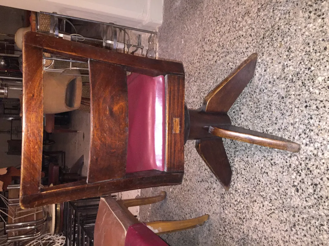 Quatre chaises de bureau anciennes dans un environnement classique.