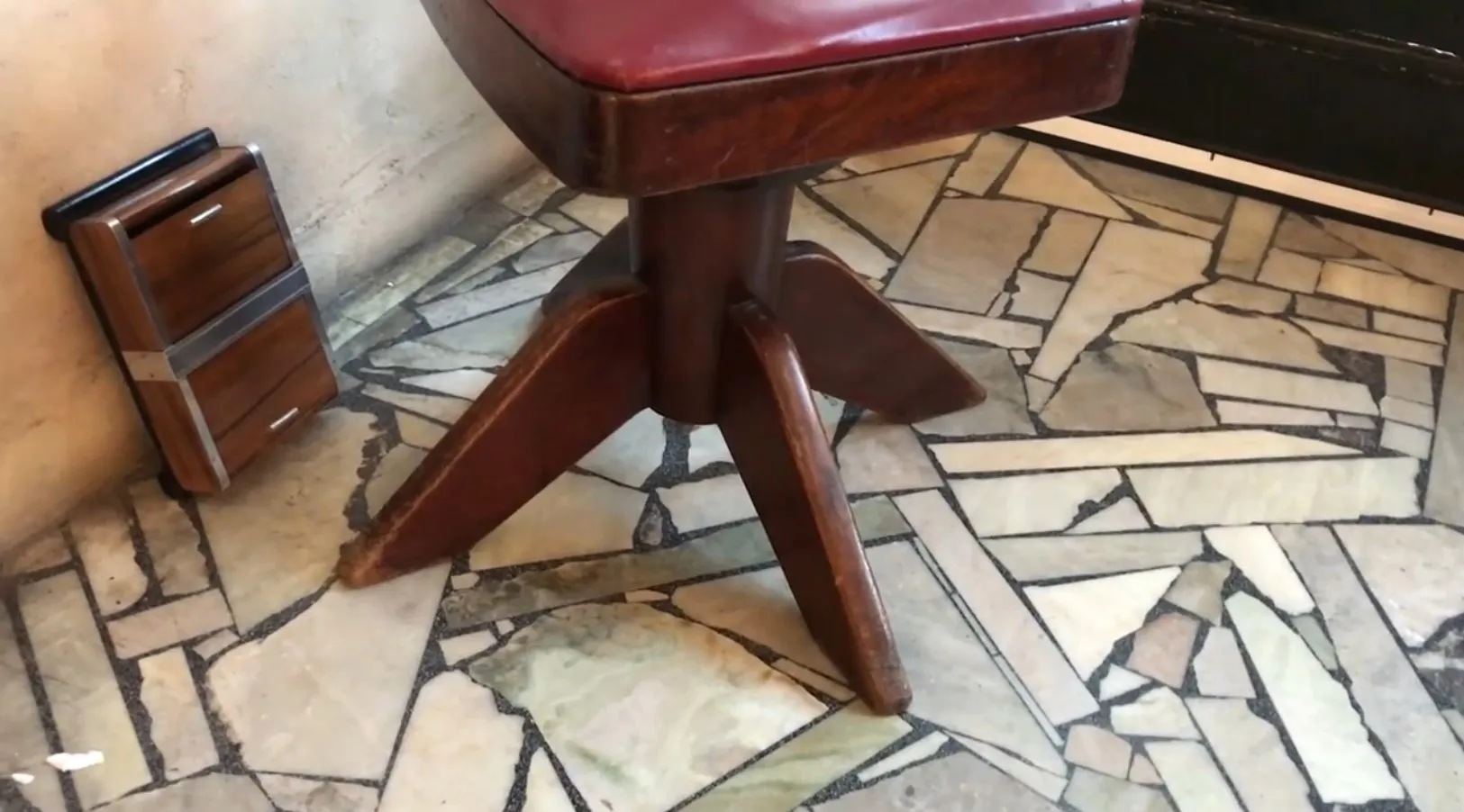 古いオフィスチェアがクラシックな環境にある