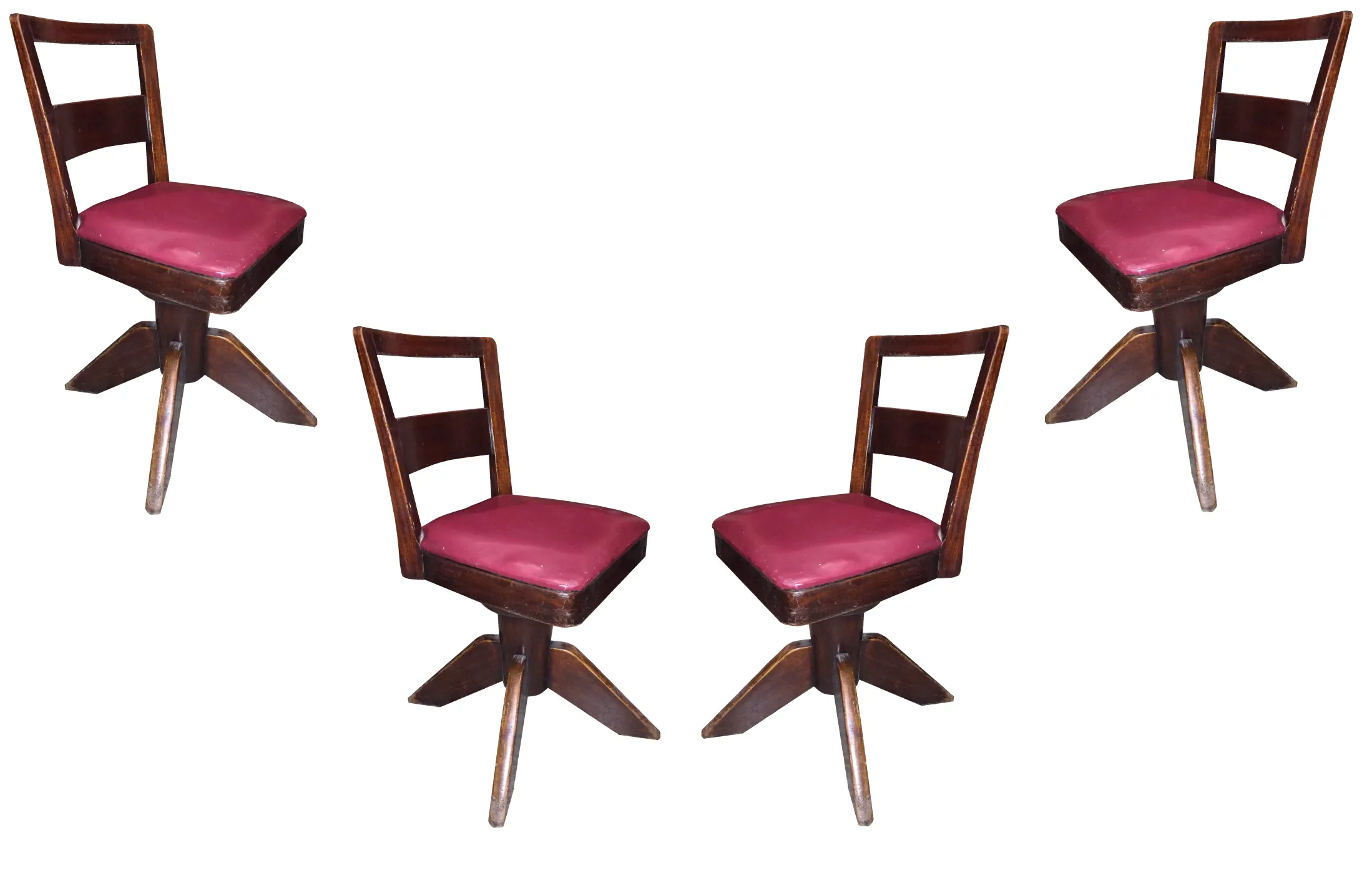 quatre chaises de bureau anciennes avec des coussins violets dans un cadre simple