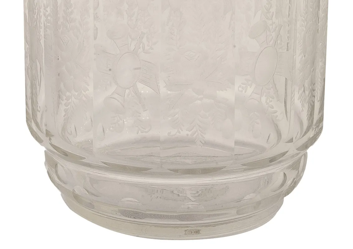 bonbonnière ancienne avec motif floral gravé